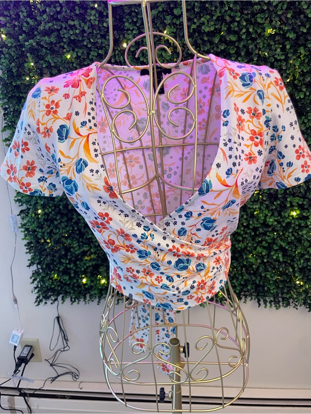 ☀️Cropped Forever 21 floral top with tie - Picture 2 of 8